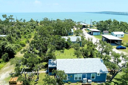 Charming Luminous Beach House in Rockport, Texas - Rockport, Texas - glamping.directory