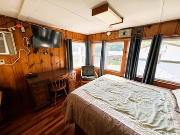 Cute Lakeside Cabin for an Unforgettable Fishing Adventure on Lake Taneycomo in Rockaway Beach, Missouri - Rockaway Beach, Missouri - glamping.directory