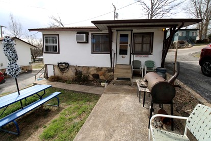 Cute Lakeside Cabin for an Unforgettable Fishing Adventure on Lake Taneycomo in Rockaway Beach, Missouri - glamping.directory