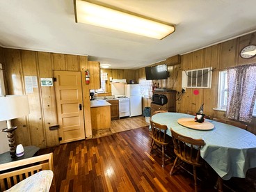 Cute Lakeside Cabin for an Unforgettable Fishing Adventure on Lake Taneycomo in Rockaway Beach, Missouri - Rockaway Beach, Missouri - glamping.directory