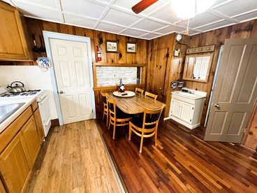 Cute Lakeside Cabin for an Unforgettable Fishing Adventure on Lake Taneycomo in Rockaway Beach, Missouri - Rockaway Beach, Missouri - glamping.directory