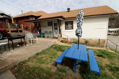Cute Lakeside Cabin for an Unforgettable Fishing Adventure on Lake Taneycomo in Rockaway Beach, Missouri - Rockaway Beach, Missouri - glamping.directory
