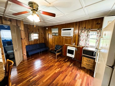 Cute Lakeside Cabin for an Unforgettable Fishing Adventure on Lake Taneycomo in Rockaway Beach, Missouri - Rockaway Beach, Missouri - glamping.directory