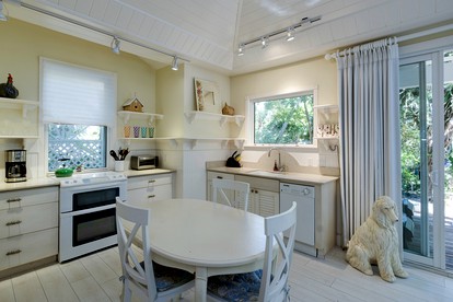 Luxury Cottage Rental with Direct Beach Access in Siesta Key, Florida - Sarasota, Florida - glamping.directory