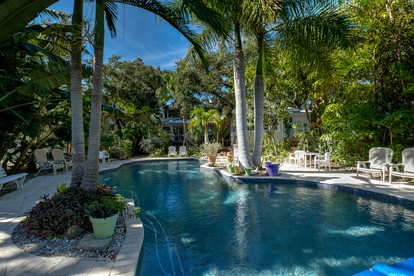 Luxury Cottage Rental with Direct Beach Access in Siesta Key, Florida - Sarasota, Florida - glamping.directory
