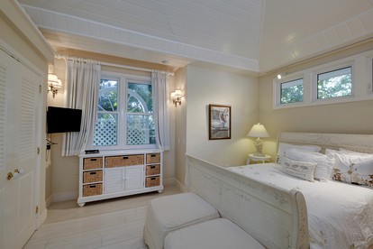Luxury Cottage Rental with Direct Beach Access in Siesta Key, Florida - Sarasota, Florida - glamping.directory