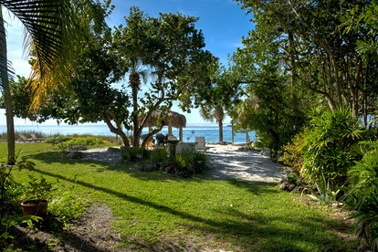 Luxury Cottage Rental with Direct Beach Access in Siesta Key, Florida - Sarasota, Florida - glamping.directory