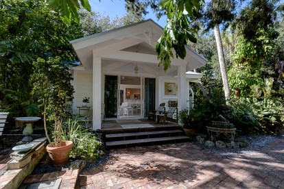 Luxury Cottage Rental with Direct Beach Access in Siesta Key, Florida - glamping.directory