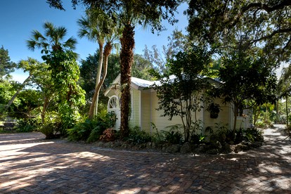 Luxury Cottage Rental with Direct Beach Access in Siesta Key, Florida - Sarasota, Florida - glamping.directory