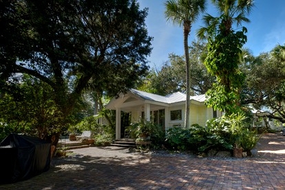 Luxury Cottage Rental with Direct Beach Access in Siesta Key, Florida - Sarasota, Florida - glamping.directory