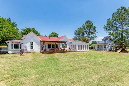 Stunning Modern Cottage with Spa and Outdoor Living Space in Fredericksburg, Texas - Fredericksburg, Texas - glamping.directory