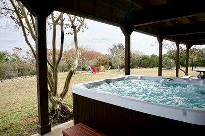 Stunning Modern Cottage with Spa and Outdoor Living Space in Fredericksburg, Texas - Fredericksburg, Texas - glamping.directory