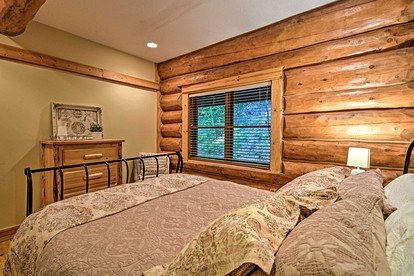 Gorgeous Log Cabin for Group Getaways to Shanty Creek Resort, Michigan - Bellaire, Michigan - glamping.directory