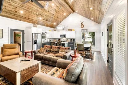Cozy Cabin with Hot Tub & Fire Pit Near Broken Bow Lake, Broken Bow, OK - Broken Bow, Oklahoma - glamping.directory