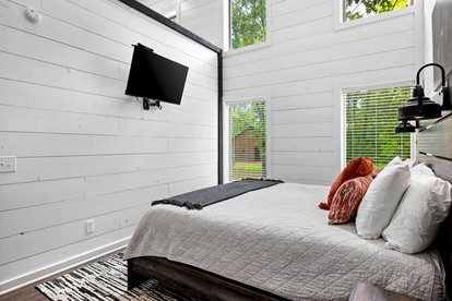 Cozy Cabin with Hot Tub & Fire Pit Near Broken Bow Lake, Broken Bow, OK - Broken Bow, Oklahoma - glamping.directory