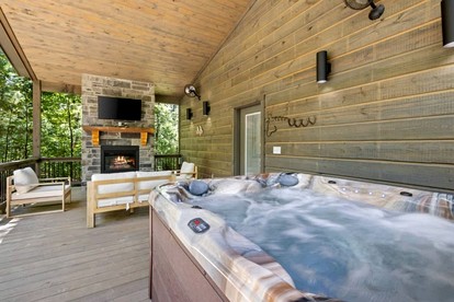 Cozy Cabin with Hot Tub & Fire Pit Near Broken Bow Lake, Broken Bow, OK - Broken Bow, Oklahoma - glamping.directory
