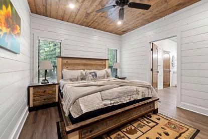Cozy Cabin with Hot Tub & Fire Pit Near Broken Bow Lake, Broken Bow, OK - Broken Bow, Oklahoma - glamping.directory
