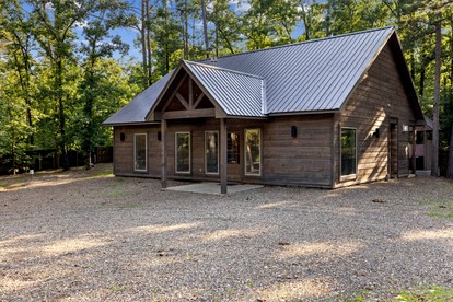 Cozy Cabin with Hot Tub & Fire Pit Near Broken Bow Lake, Broken Bow, OK - Broken Bow, Oklahoma - glamping.directory