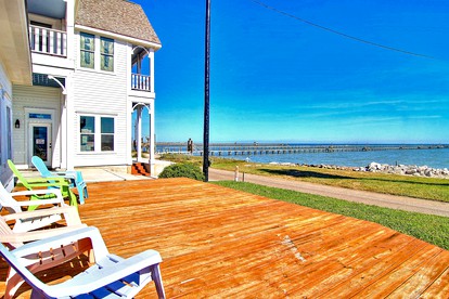 Coast-front Cottage with Barbecue and Hammocks Perfect for Water Sports in Rockport, Texas - Rockport, Texas - glamping.directory