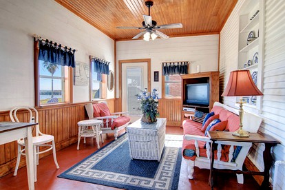 Coast-front Cottage with Barbecue and Hammocks Perfect for Water Sports in Rockport, Texas - Rockport, Texas - glamping.directory