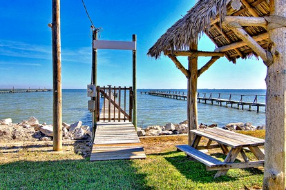 Coast-front Cottage with Barbecue and Hammocks Perfect for Water Sports in Rockport, Texas - Rockport, Texas - glamping.directory