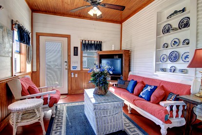 Coast-front Cottage with Barbecue and Hammocks Perfect for Water Sports in Rockport, Texas - Rockport, Texas - glamping.directory