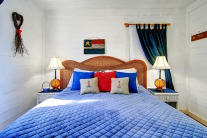 Coast-front Cottage with Barbecue and Hammocks Perfect for Water Sports in Rockport, Texas - Rockport, Texas - glamping.directory