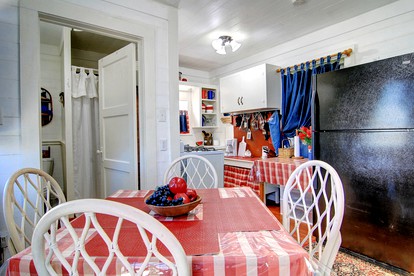 Coast-front Cottage with Barbecue and Hammocks Perfect for Water Sports in Rockport, Texas - Rockport, Texas - glamping.directory