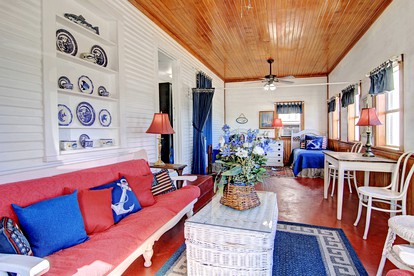 Coast-front Cottage with Barbecue and Hammocks Perfect for Water Sports in Rockport, Texas - Rockport, Texas - glamping.directory