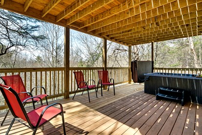 Magnificent Cabin with Hot-tub and Hiking Trails Near in Gatlinburg, Tennessee - Gatlinburg, Tennessee - glamping.directory