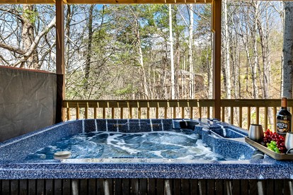 Magnificent Cabin with Hot-tub and Hiking Trails Near in Gatlinburg, Tennessee - Gatlinburg, Tennessee - glamping.directory