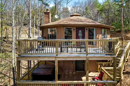 Magnificent Cabin with Hot-tub and Hiking Trails Near in Gatlinburg, Tennessee - Gatlinburg, Tennessee - glamping.directory