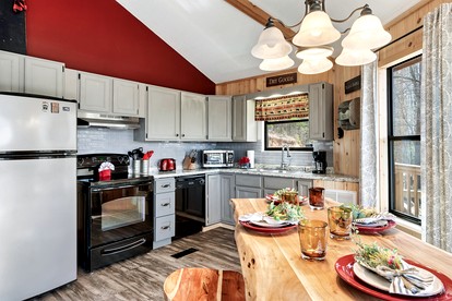 Magnificent Cabin with Hot-tub and Hiking Trails Near in Gatlinburg, Tennessee - Gatlinburg, Tennessee - glamping.directory