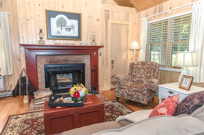 2.5 Miles from W&L. Romantic Cabin with Jacuzzi Perfect for Two in Virginia - Lexington, Virginia - glamping.directory