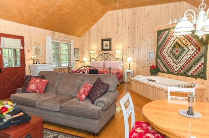 2.5 Miles from W&L. Romantic Cabin with Jacuzzi Perfect for Two in Virginia - Lexington, Virginia - glamping.directory