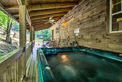 Idyllic Cabin Accommodation with a Hot Tub near Fontana Lake in North Carolina - Bryson City, North Carolina - glamping.directory