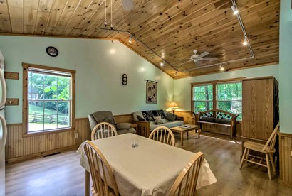 Idyllic Cabin Accommodation with a Hot Tub near Fontana Lake in North Carolina - Bryson City, North Carolina - glamping.directory