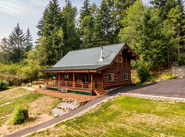 Rustic Private Cabin with Fireplace Perfect for Hiking and Fishing in Stevenson, Washington - glamping.directory