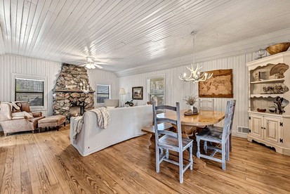 Embrace Nature in this Incredible Cabin in Siloam Springs, Arkansas - Siloam Springs, Arkansas - glamping.directory