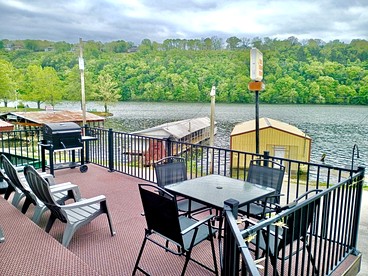 Peaceful Lake Escape with Boat Slip & Spacious Lounge in Garfield, Arkansas - Rockaway Beach, Missouri - glamping.directory