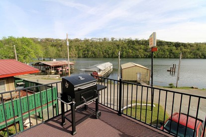 Peaceful Lake Escape with Boat Slip & Spacious Lounge in Garfield, Arkansas - Rockaway Beach, Missouri - glamping.directory
