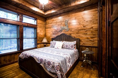 Serene Luxury Cabin Rental with Breathtaking Views near Broken Bow Lake in Oklahoma - Broken Bow, Oklahoma - glamping.directory