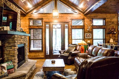 Serene Luxury Cabin Rental with Breathtaking Views near Broken Bow Lake in Oklahoma - Broken Bow, Oklahoma - glamping.directory