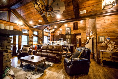 Serene Luxury Cabin Rental with Breathtaking Views near Broken Bow Lake in Oklahoma - Broken Bow, Oklahoma - glamping.directory