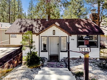 Relaxing Mountain Escape with Cozy Interiors & Nature Views in Big Bear Lakes, California - glamping.directory
