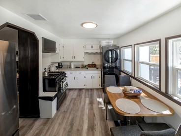 Relaxing Mountain Escape with Cozy Interiors & Nature Views in Big Bear Lakes, California - Big Bear Lake, California - glamping.directory