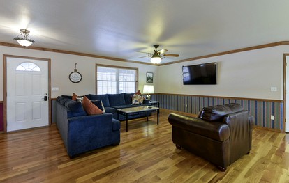 Spacious Family Sized Ozark Mountain Cabin with Pool Table and Game Room in Branson, Missouri - Branson, Missouri - glamping.directory