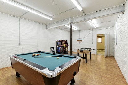 Spacious Family Sized Ozark Mountain Cabin with Pool Table and Game Room in Branson, Missouri - Branson, Missouri - glamping.directory