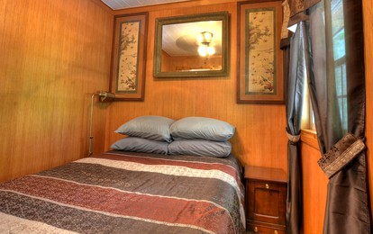 Tiny House for Two with Outdoor Tub near Great Smoky Mountains in Cherokee, North Carolina - Cherokee, North Carolina - glamping.directory