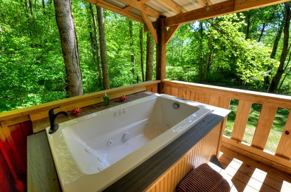 Tiny House for Two with Outdoor Tub near Great Smoky Mountains in Cherokee, North Carolina - Cherokee, North Carolina - glamping.directory